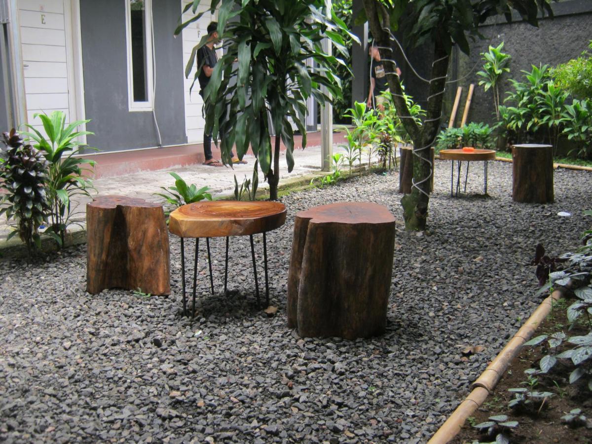 Aqilakost N Cafe Gadog Puncak Hotel Bogor Exterior photo