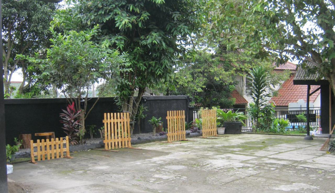 Aqilakost N Cafe Gadog Puncak Hotel Bogor Exterior photo