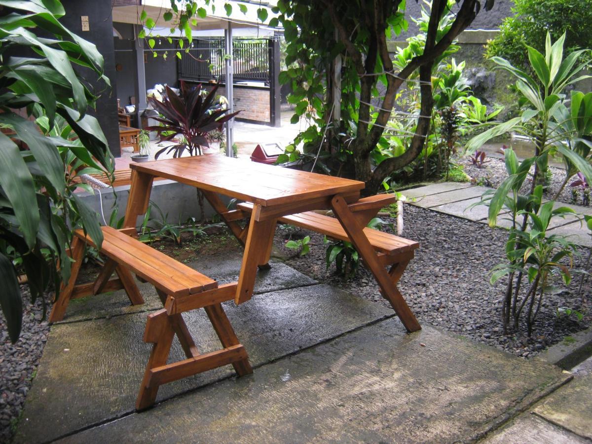 Aqilakost N Cafe Gadog Puncak Hotel Bogor Exterior photo